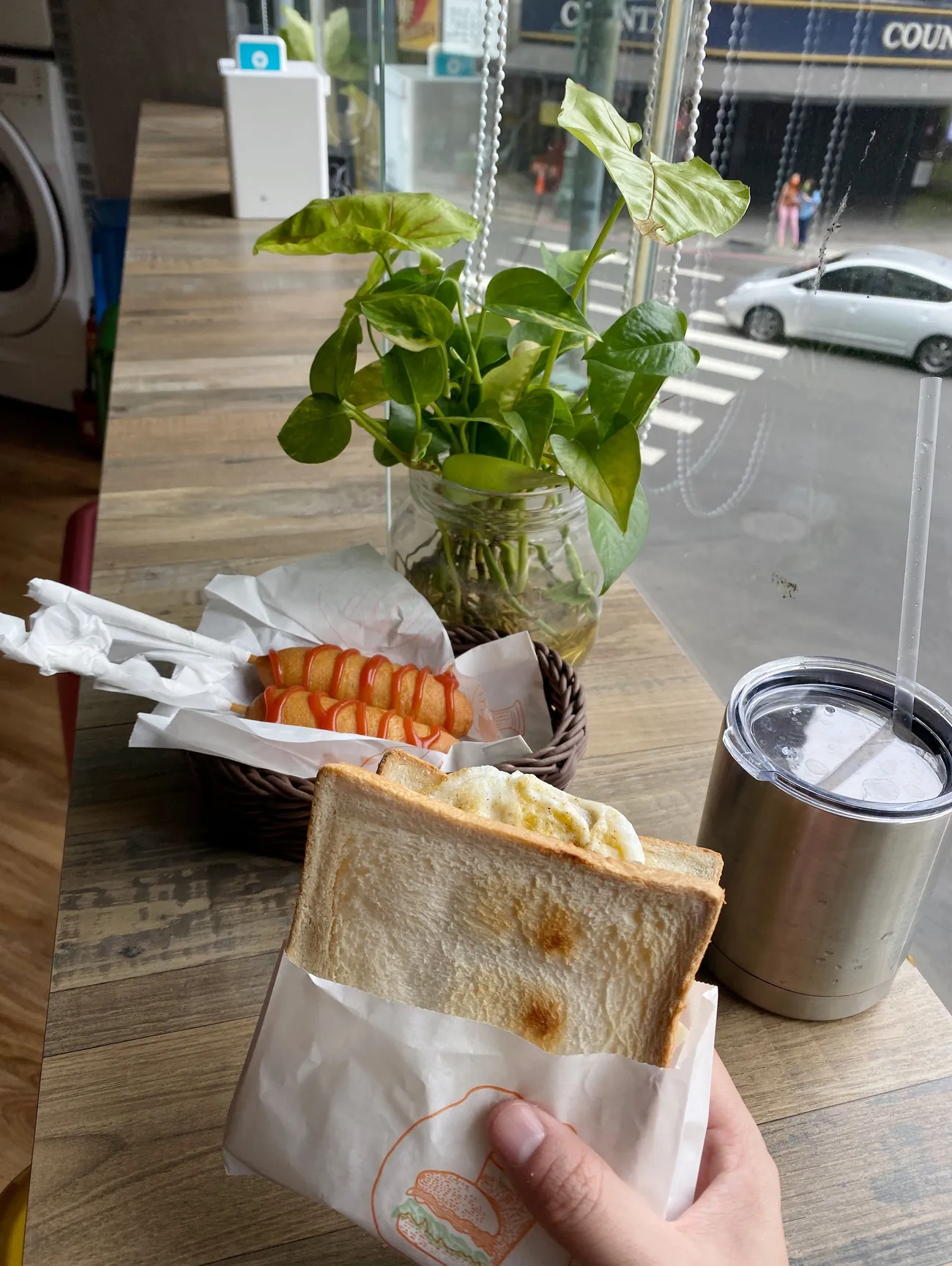 [台中中區] 快樂鳥窩漫旅空間｜看漫畫、追劇休閒好去處｜獨立式套間設計｜多款動漫主題可選｜背包客短期住宿｜8款飲料無限暢飲｜內附價目表