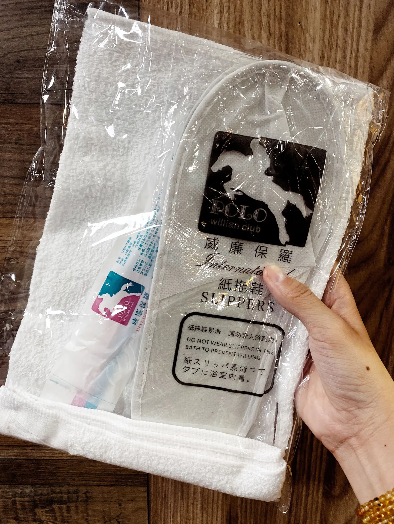 [台中中區] 快樂鳥窩漫旅空間｜看漫畫、追劇休閒好去處｜獨立式套間設計｜多款動漫主題可選｜背包客短期住宿｜8款飲料無限暢飲｜內附價目表