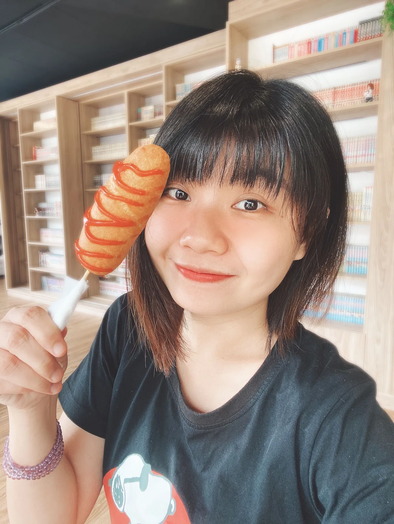 [台中中區] 快樂鳥窩漫旅空間｜看漫畫、追劇休閒好去處｜獨立式套間設計｜多款動漫主題可選｜背包客短期住宿｜8款飲料無限暢飲｜內附價目表