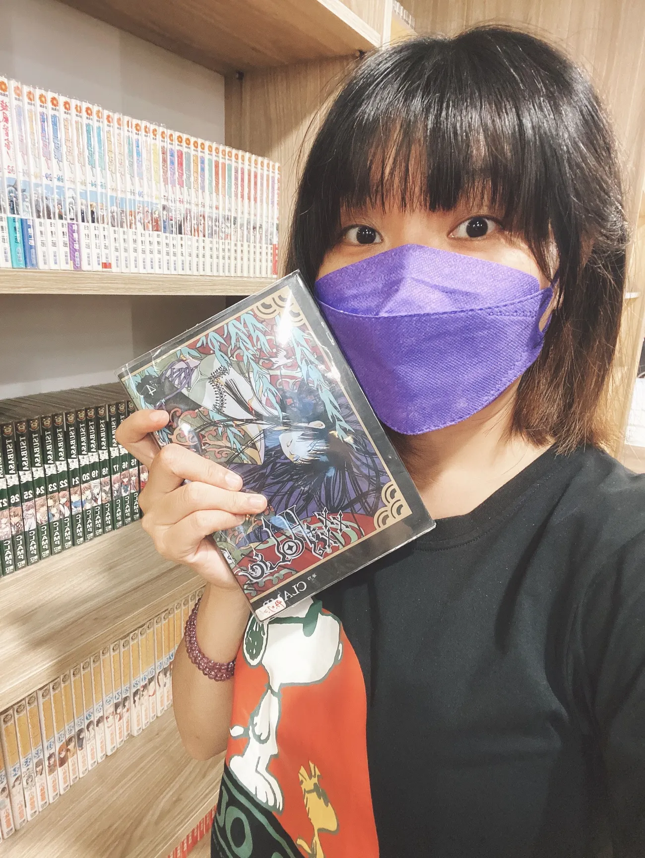 [台中中區] 快樂鳥窩漫旅空間｜看漫畫、追劇休閒好去處｜獨立式套間設計｜多款動漫主題可選｜背包客短期住宿｜8款飲料無限暢飲｜內附價目表