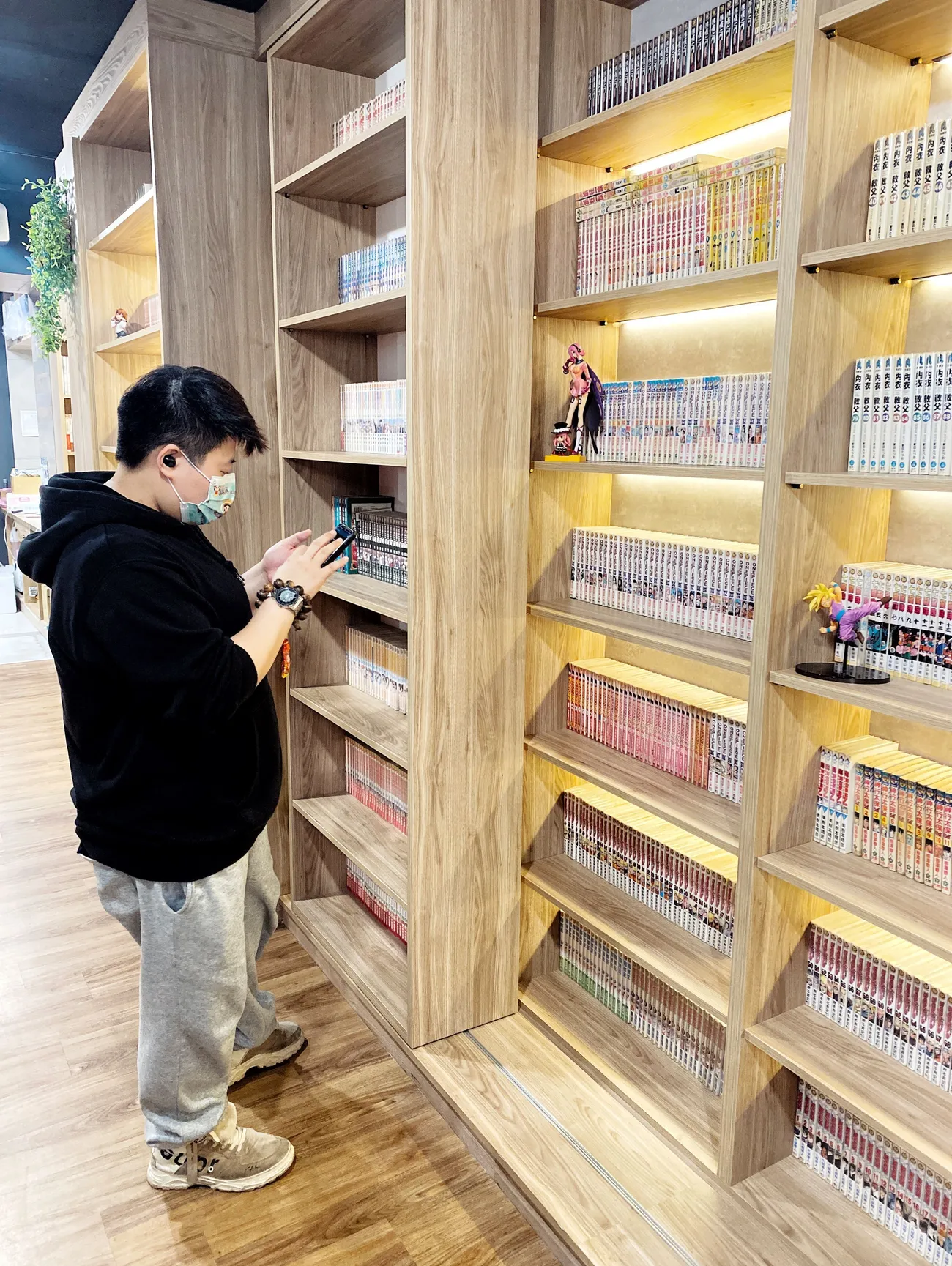 [台中中區] 快樂鳥窩漫旅空間｜看漫畫、追劇休閒好去處｜獨立式套間設計｜多款動漫主題可選｜背包客短期住宿｜8款飲料無限暢飲｜內附價目表