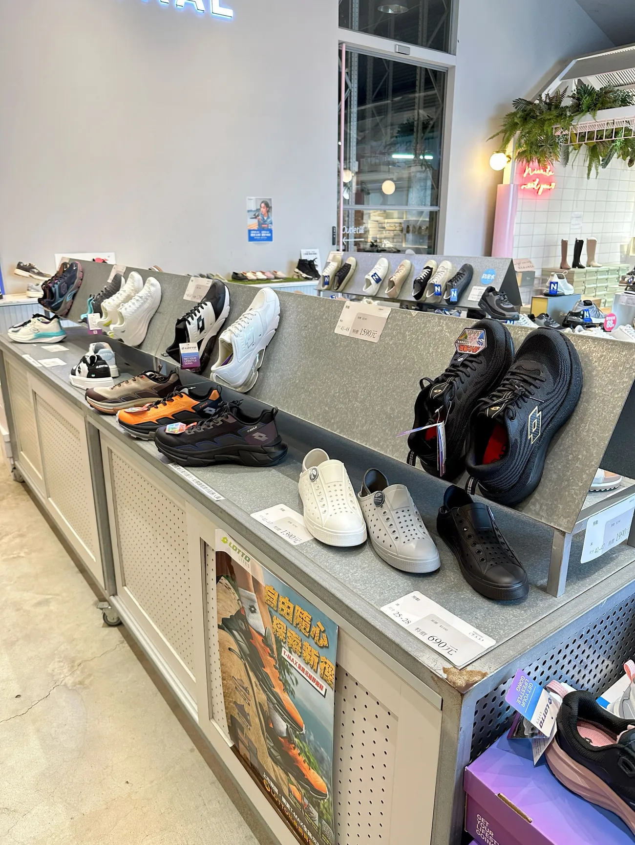 [台中大甲區] FMshoes台灣女鞋/男鞋品牌｜大甲外埔店｜佔地大、鞋款多｜獨家outlet挖寶區｜秒穿鞋款超好穿！