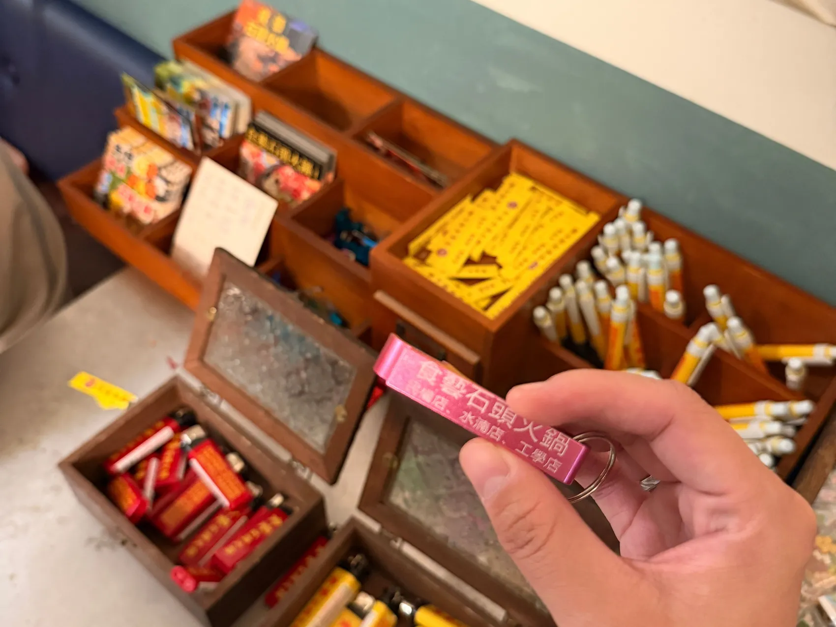[台中西區] 食藝石頭火鍋 民權店｜濃郁湯頭桌邊現爆｜復古大排檔用餐氛圍｜讓你一秒走進香港老電影吃鍋！
