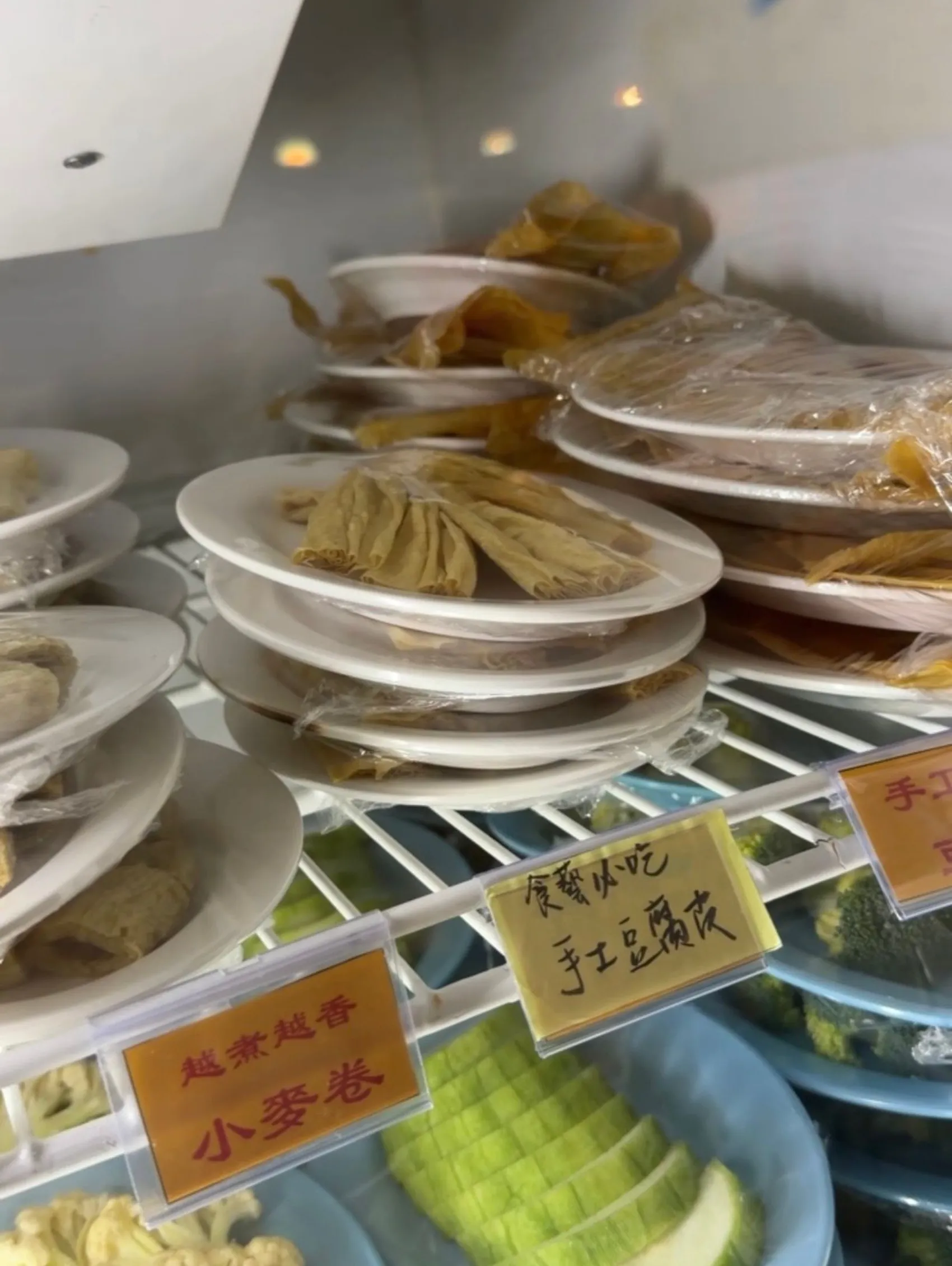 [台中西區] 食藝石頭火鍋 民權店｜濃郁湯頭桌邊現爆｜復古大排檔用餐氛圍｜讓你一秒走進香港老電影吃鍋！