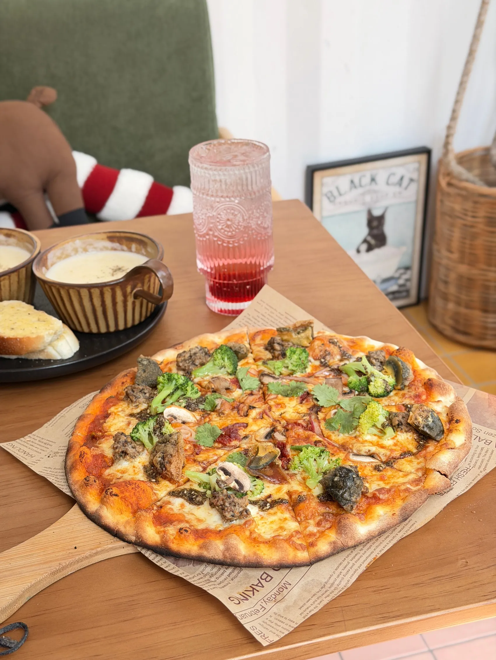 [台中北屯] 兔子遇到熊 little oven ｜藏在森林系貨櫃屋裡的夢幻蔬食餐廳！