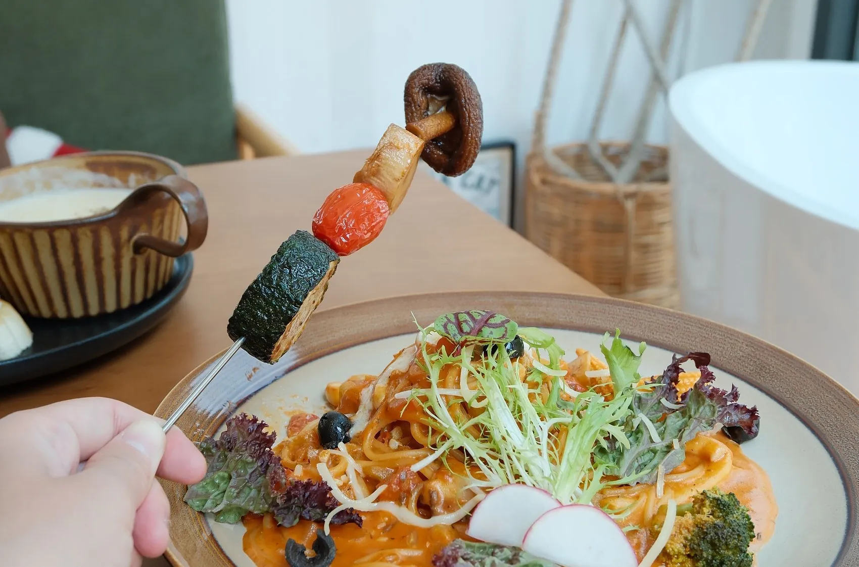 [台中北屯] 兔子遇到熊 little oven ｜藏在森林系貨櫃屋裡的夢幻蔬食餐廳！