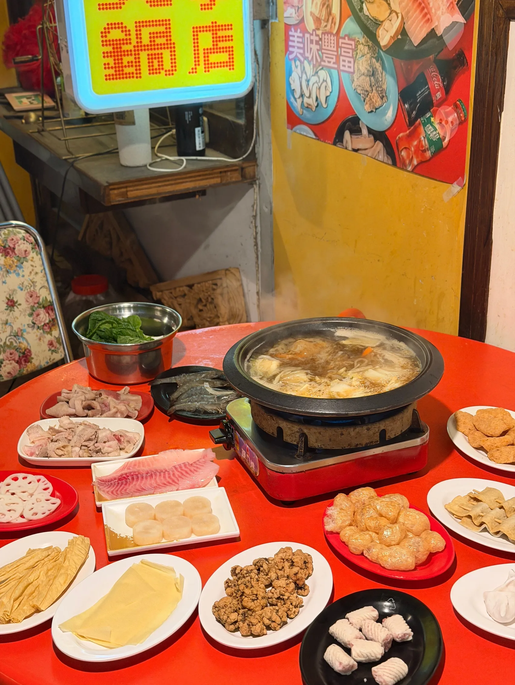 [台中西區] 食藝石頭火鍋 民權店｜濃郁湯頭桌邊現爆｜復古大排檔用餐氛圍｜讓你一秒走進香港老電影吃鍋！