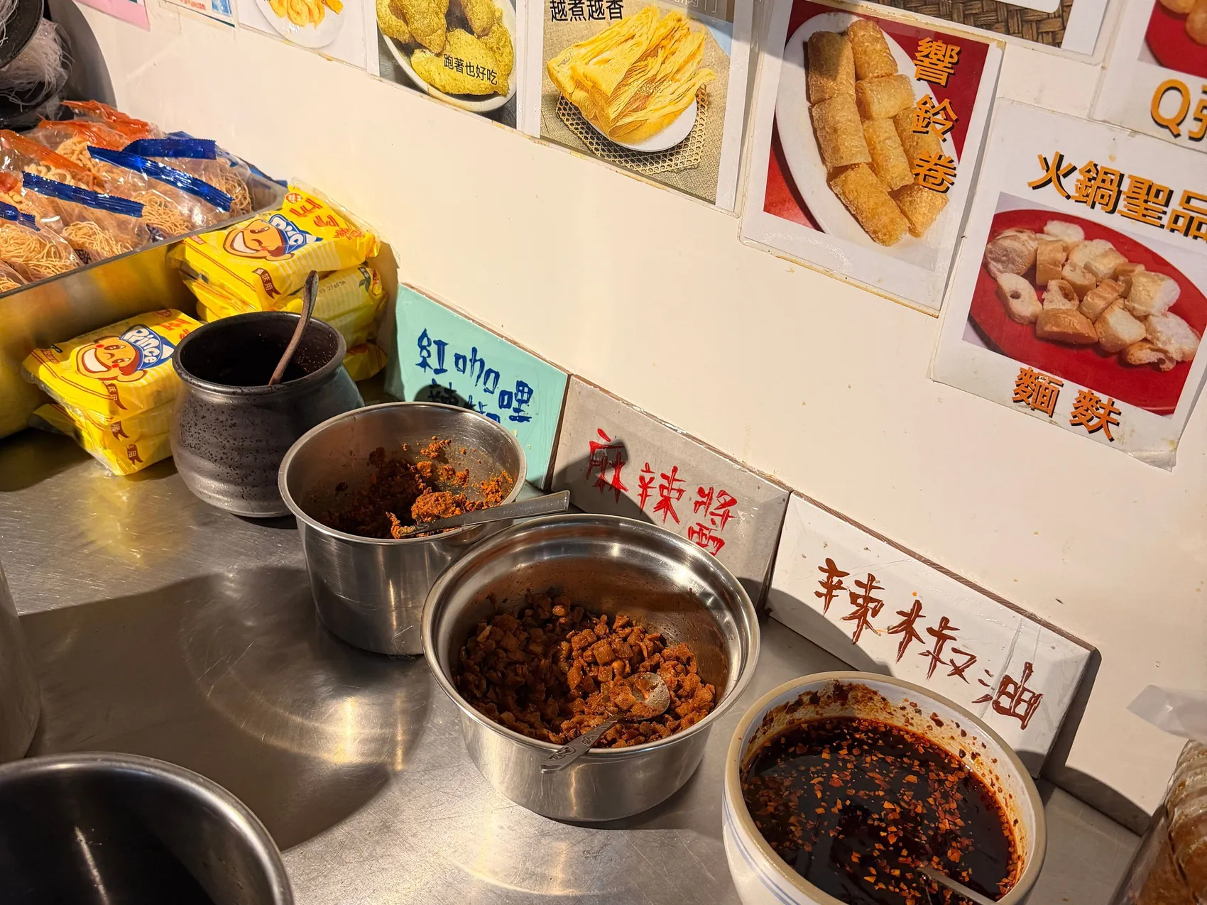 [台中西區] 食藝石頭火鍋 民權店｜濃郁湯頭桌邊現爆｜復古大排檔用餐氛圍｜讓你一秒走進香港老電影吃鍋！