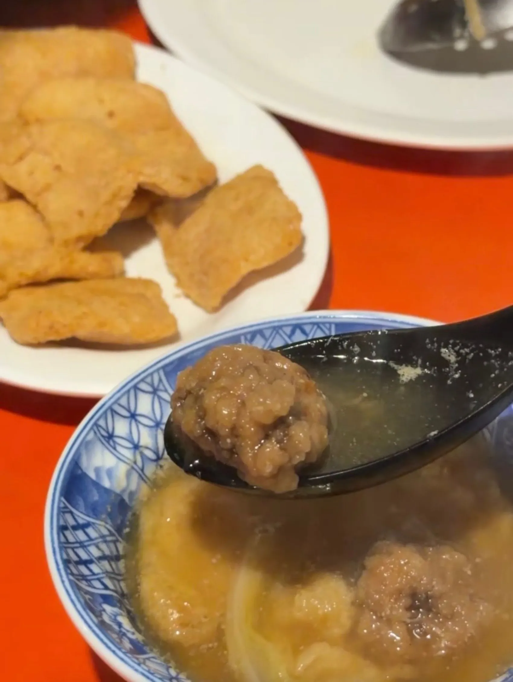 [台中西區] 食藝石頭火鍋 民權店｜濃郁湯頭桌邊現爆｜復古大排檔用餐氛圍｜讓你一秒走進香港老電影吃鍋！