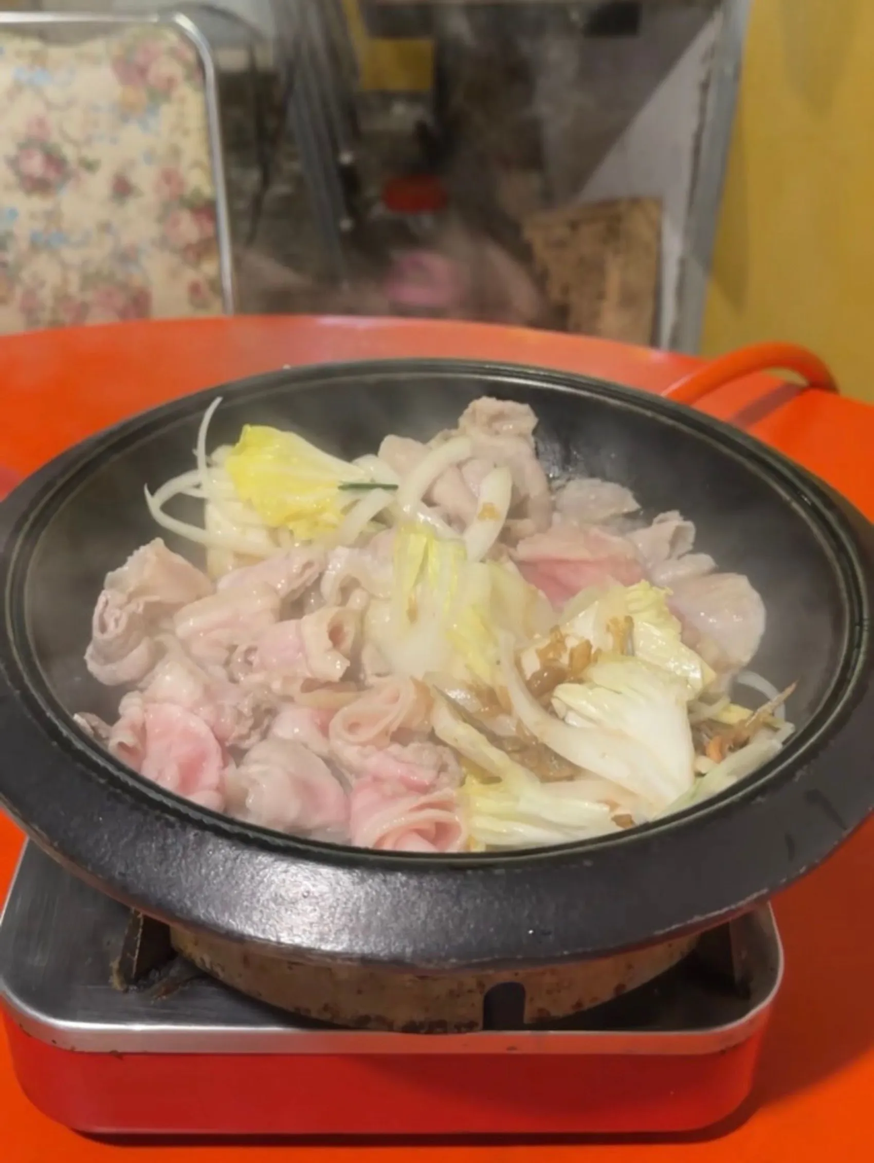 [台中西區] 食藝石頭火鍋 民權店｜濃郁湯頭桌邊現爆｜復古大排檔用餐氛圍｜讓你一秒走進香港老電影吃鍋！