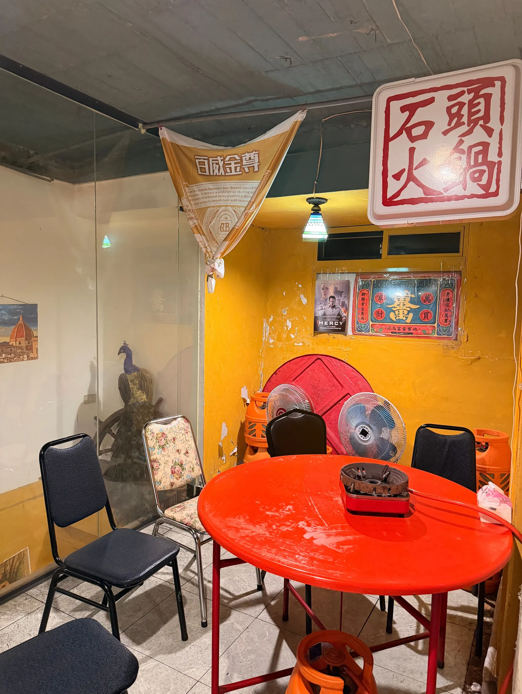 [台中西區] 食藝石頭火鍋 民權店｜濃郁湯頭桌邊現爆｜復古大排檔用餐氛圍｜讓你一秒走進香港老電影吃鍋！