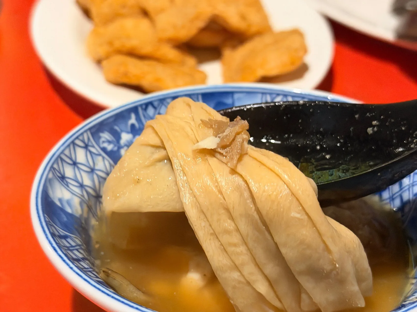 [台中西區] 食藝石頭火鍋 民權店｜濃郁湯頭桌邊現爆｜復古大排檔用餐氛圍｜讓你一秒走進香港老電影吃鍋！