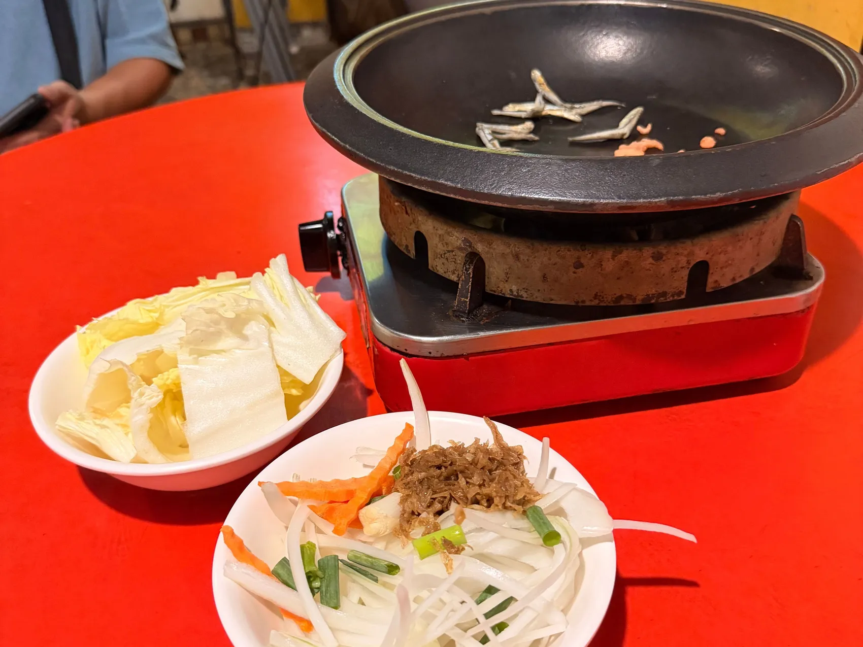 [台中西區] 食藝石頭火鍋 民權店｜濃郁湯頭桌邊現爆｜復古大排檔用餐氛圍｜讓你一秒走進香港老電影吃鍋！