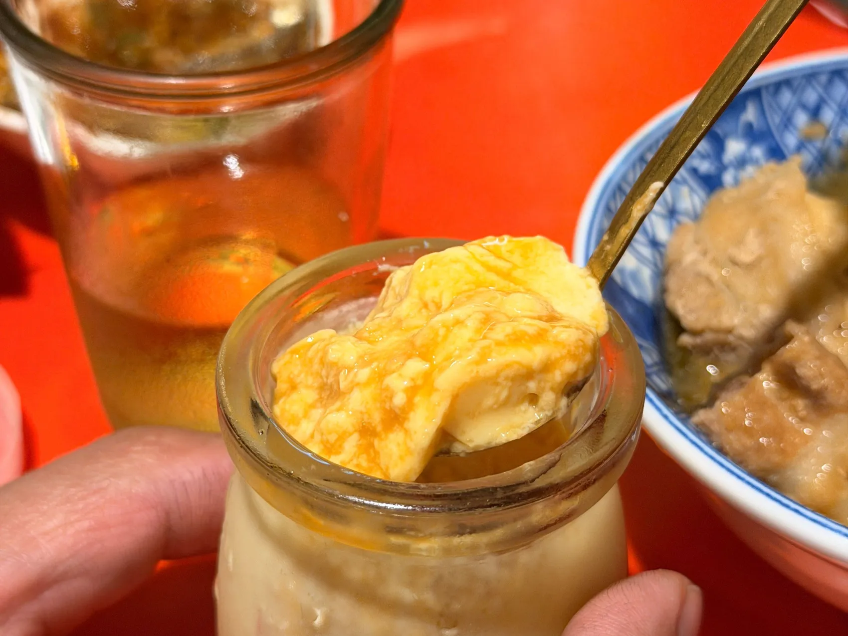 [台中西區] 食藝石頭火鍋 民權店｜濃郁湯頭桌邊現爆｜復古大排檔用餐氛圍｜讓你一秒走進香港老電影吃鍋！