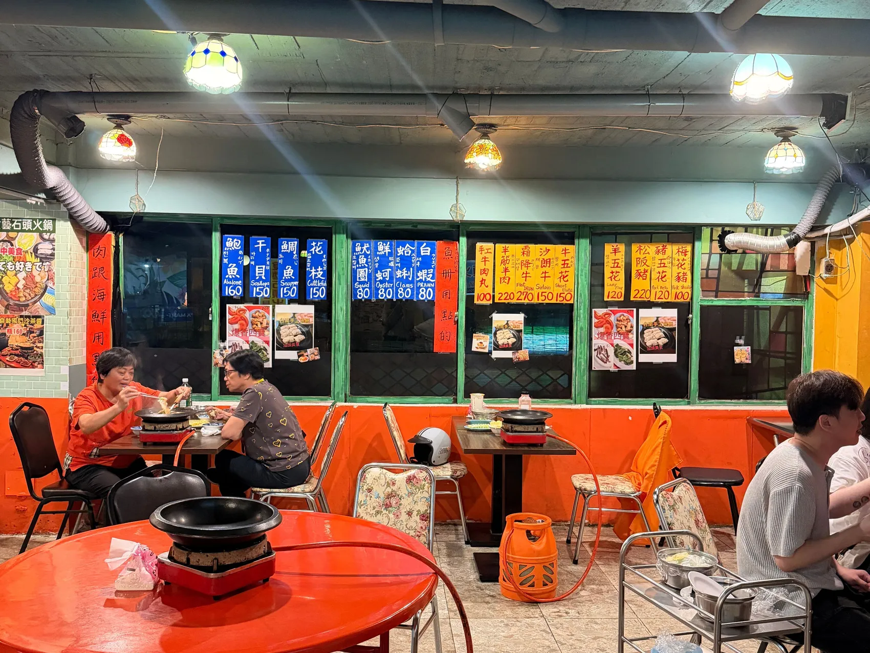 [台中西區] 食藝石頭火鍋 民權店｜濃郁湯頭桌邊現爆｜復古大排檔用餐氛圍｜讓你一秒走進香港老電影吃鍋！