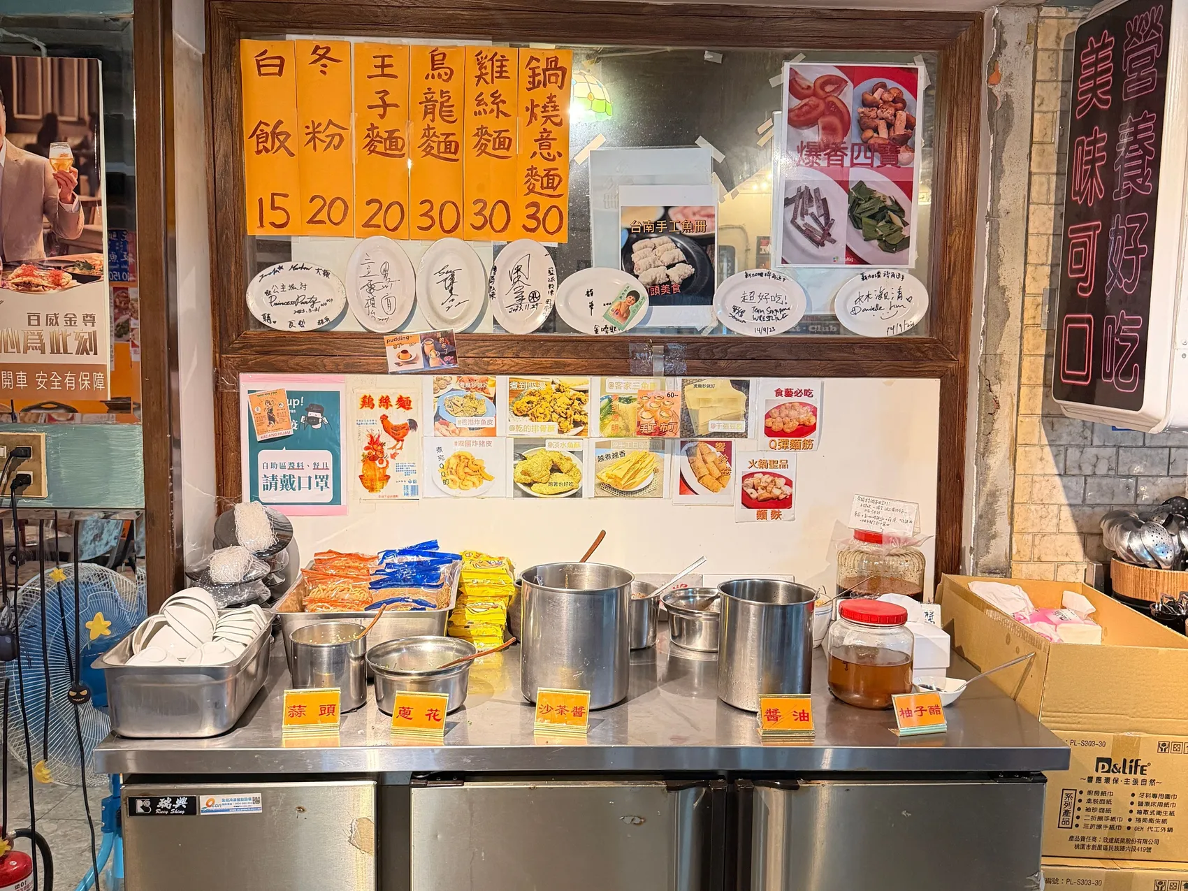 [台中西區] 食藝石頭火鍋 民權店｜濃郁湯頭桌邊現爆｜復古大排檔用餐氛圍｜讓你一秒走進香港老電影吃鍋！
