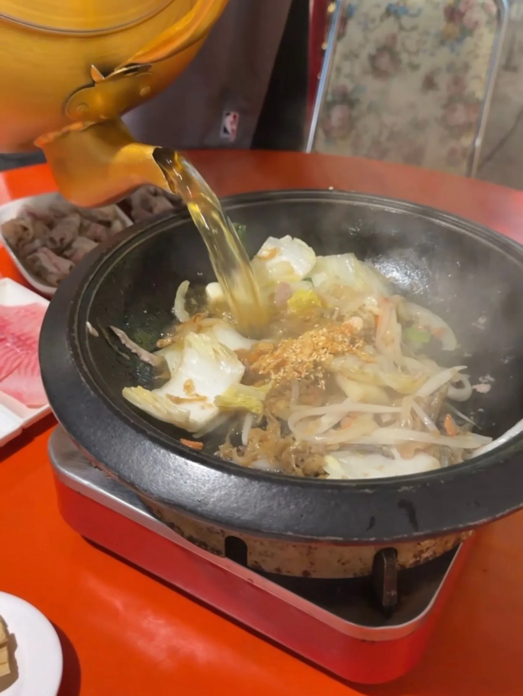 [台中西區] 食藝石頭火鍋 民權店｜濃郁湯頭桌邊現爆｜復古大排檔用餐氛圍｜讓你一秒走進香港老電影吃鍋！