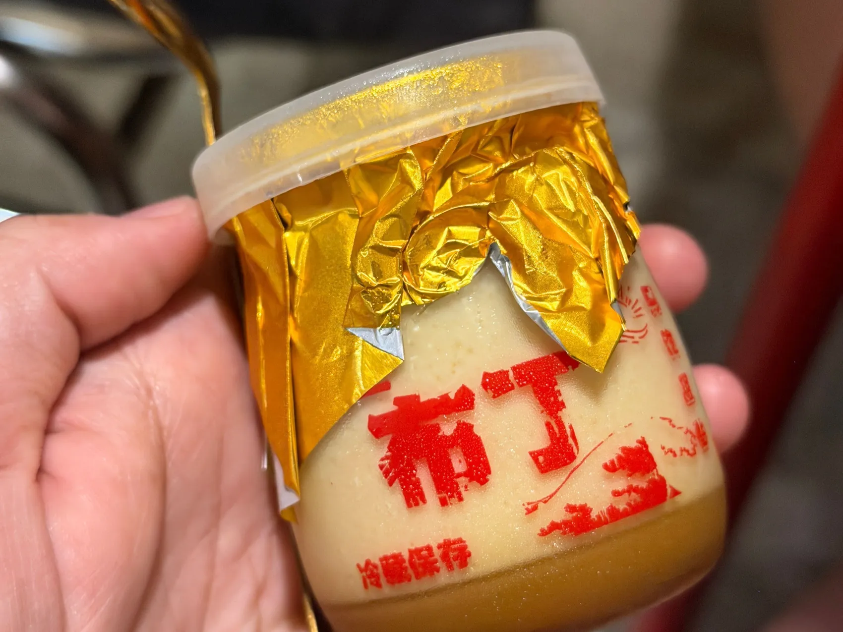 [台中西區] 食藝石頭火鍋 民權店｜濃郁湯頭桌邊現爆｜復古大排檔用餐氛圍｜讓你一秒走進香港老電影吃鍋！