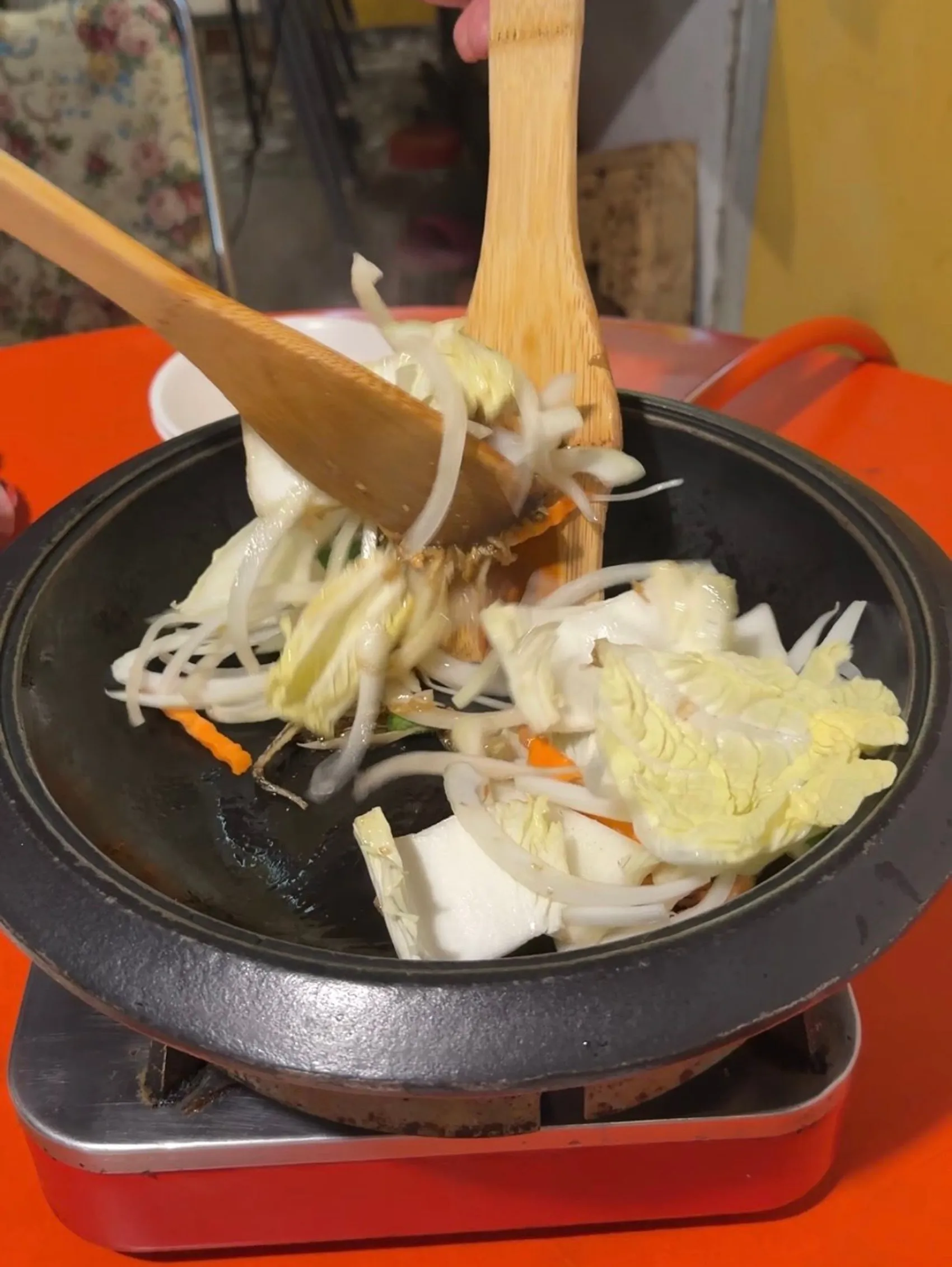 [台中西區] 食藝石頭火鍋 民權店｜濃郁湯頭桌邊現爆｜復古大排檔用餐氛圍｜讓你一秒走進香港老電影吃鍋！