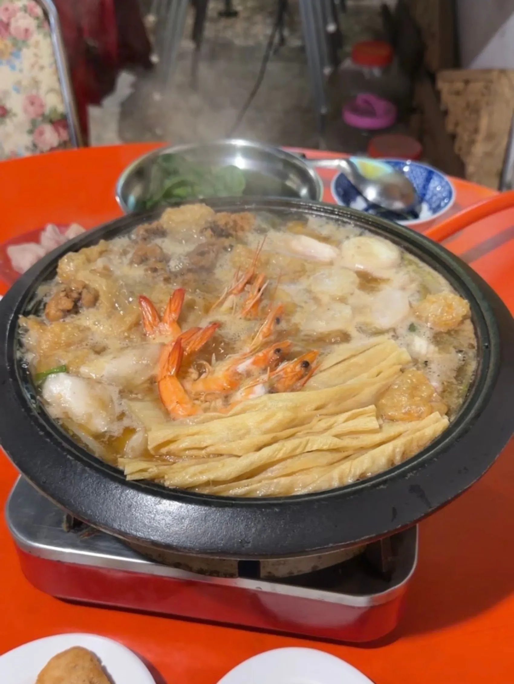 [台中西區] 食藝石頭火鍋 民權店｜濃郁湯頭桌邊現爆｜復古大排檔用餐氛圍｜讓你一秒走進香港老電影吃鍋！