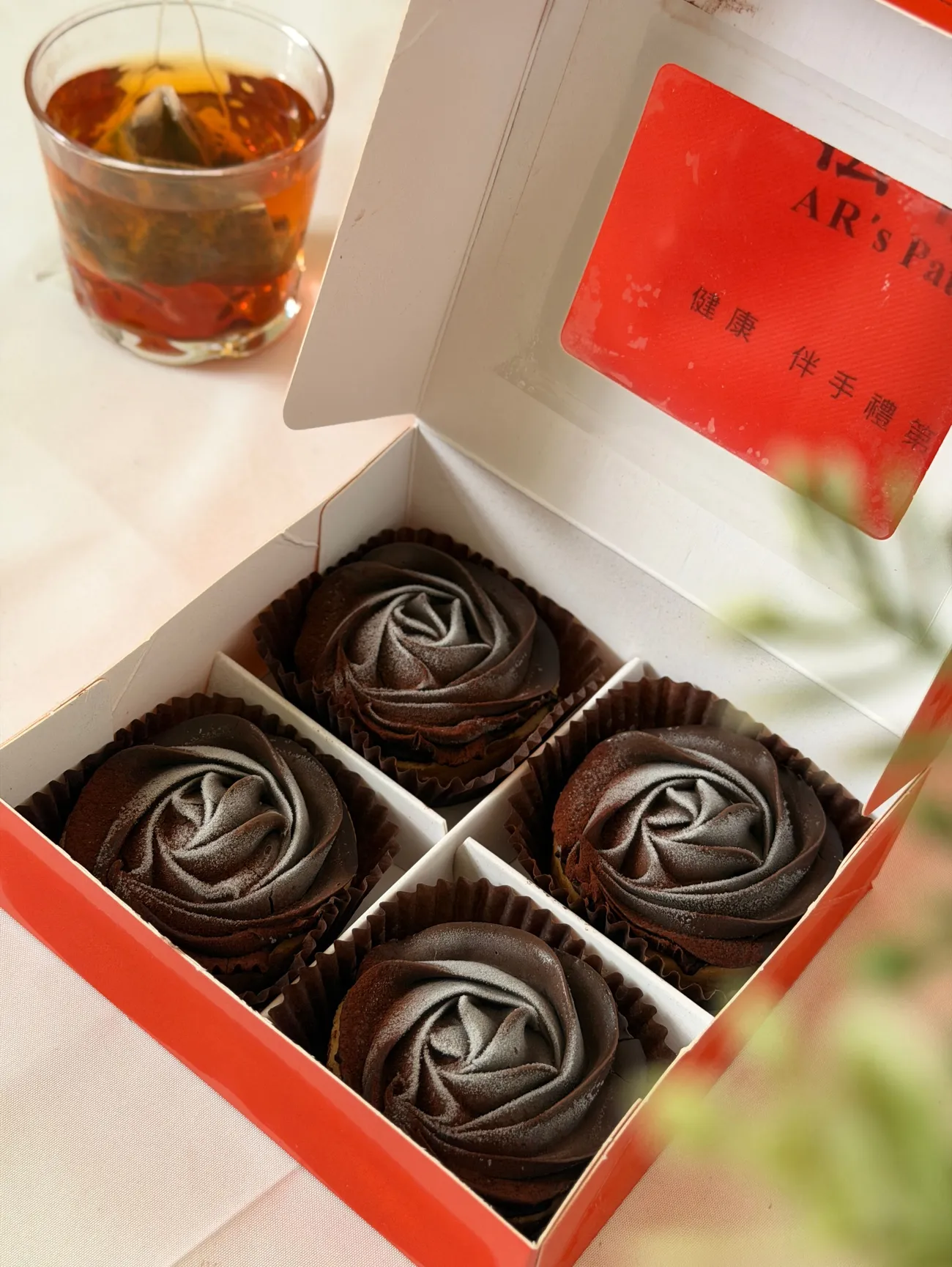 法布甜新品開箱|杜拜巧克力玫瑰塔|法芙娜72%巧克力、卡達伊夫脆絲與Q心麻糬的層次饗宴! - 第3張圖 法布甜新品開箱|杜拜巧克力玫瑰塔|法芙娜72%巧克力、卡達伊夫脆絲與Q心麻糬的層次饗宴!