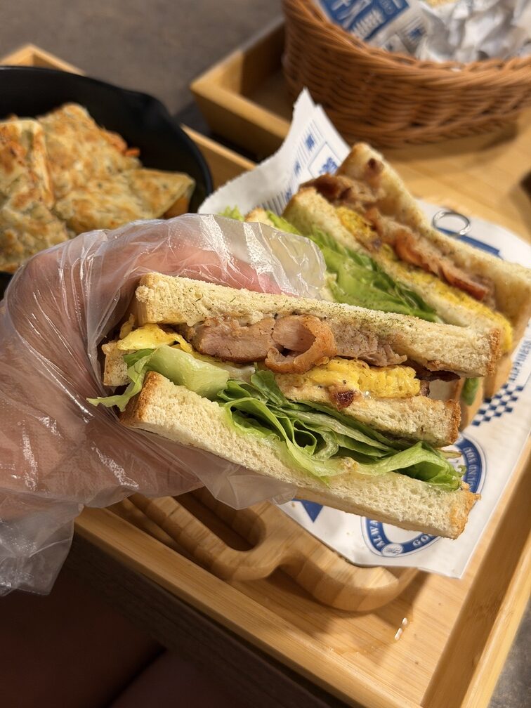 [台中太平] 慶三號炭烤吐司早午餐 太平樹孝店｜清檸雞腿排蛋吐司超大一份｜炭烤吐司結合美式BBQ風味特色早午餐！