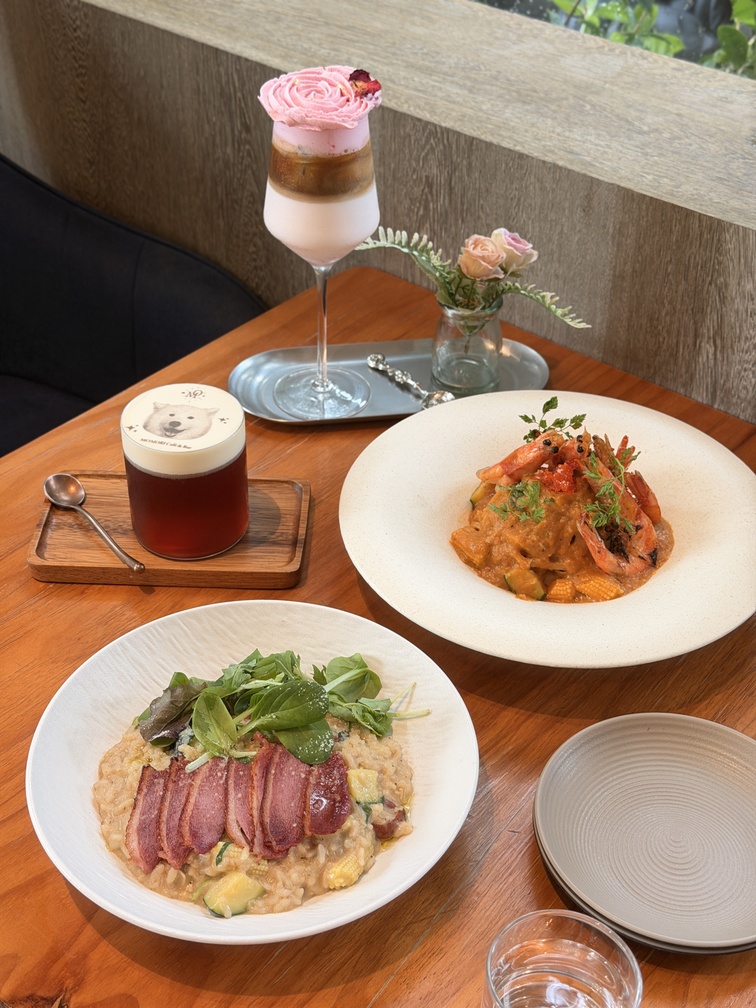 [台中西區] 毛五木-Momori Café & Bar｜森林系玻璃屋｜免費嚕大狗狗｜毛孩也能一起享用美食的療癒空間！