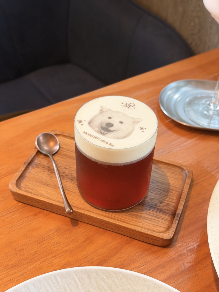 [台中西區] 毛五木-Momori Café & Bar｜森林系玻璃屋｜免費嚕大狗狗｜毛孩也能一起享用美食的療癒空間！