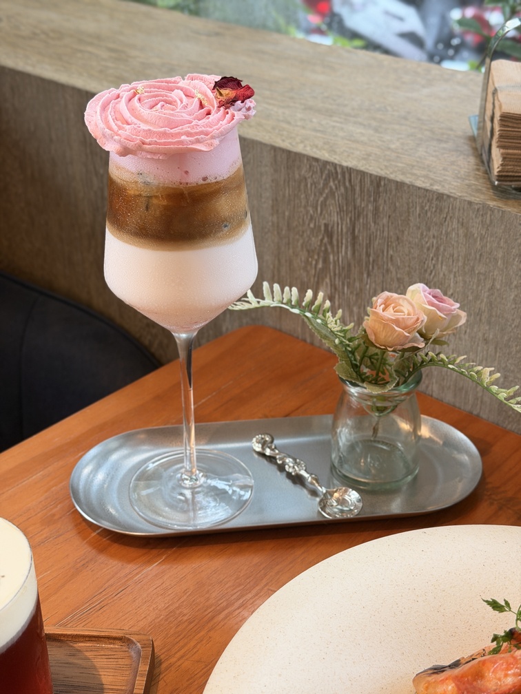 [台中西區] 毛五木-Momori Café & Bar｜森林系玻璃屋｜免費嚕大狗狗｜毛孩也能一起享用美食的療癒空間！