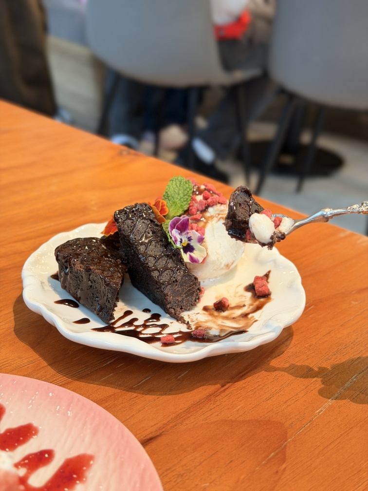 [台中西區] 毛五木-Momori Café & Bar｜森林系玻璃屋｜免費嚕大狗狗｜毛孩也能一起享用美食的療癒空間！