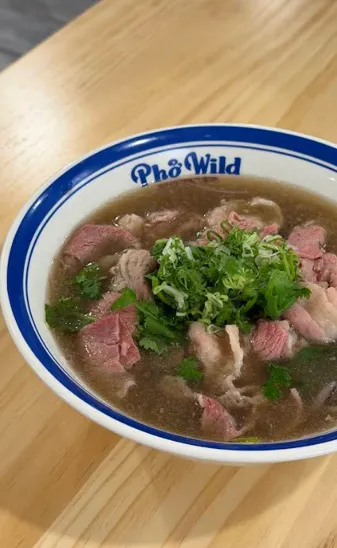 新竹城隍廟排隊美食!Phở Wild越式生牛肉河粉 新竹城隍店|連鎖店竟然喝得到職人級慢火細熬琥珀色牛骨湯?! - 第2張圖 新竹城隍廟排隊美食!Phở Wild越式生牛肉河粉 新竹城隍店|連鎖店竟然喝得到職人級慢火細熬琥珀色牛骨湯?!