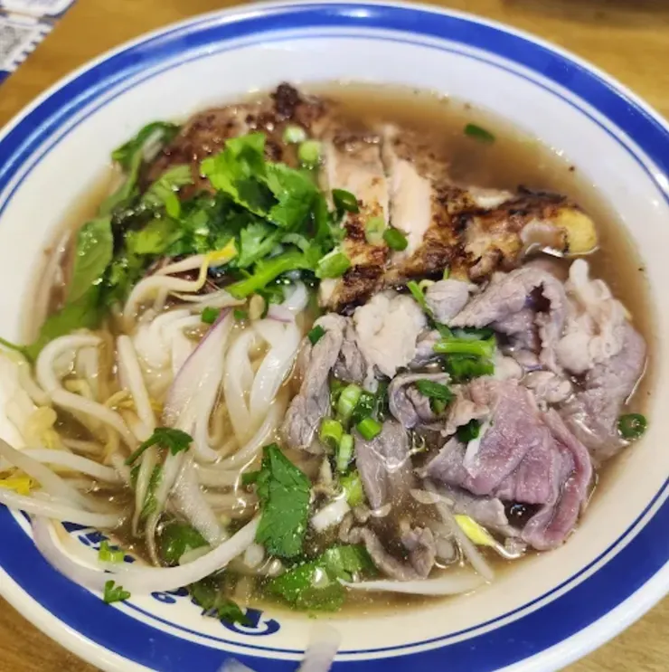 宜蘭市區必吃！Phở Wild 越式生牛肉河粉 宜蘭新月店｜原來一碗神級河粉好吃的秘密不只在湯頭！