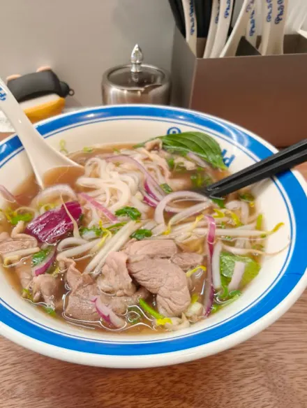 私房口袋名單!高雄 Phở Wild 越式河粉|純粹天然的琥珀色湯底,喝一口就愛上的純淨美味! - 第1張圖 私房口袋名單!高雄 Phở Wild 越式河粉|純粹天然的琥珀色湯底,喝一口就愛上的純淨美味!