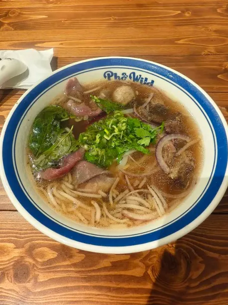 新竹城隍廟排隊美食!Phở Wild越式生牛肉河粉 新竹城隍店|連鎖店竟然喝得到職人級慢火細熬琥珀色牛骨湯?! - 第4張圖 新竹城隍廟排隊美食!Phở Wild越式生牛肉河粉 新竹城隍店|連鎖店竟然喝得到職人級慢火細熬琥珀色牛骨湯?!