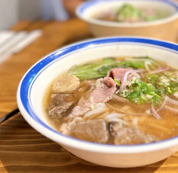 新竹城隍廟排隊美食!Phở Wild越式生牛肉河粉 新竹城隍店|連鎖店竟然喝得到職人級慢火細熬琥珀色牛骨湯?! - 第1張圖 新竹城隍廟排隊美食!Phở Wild越式生牛肉河粉 新竹城隍店|連鎖店竟然喝得到職人級慢火細熬琥珀色牛骨湯?!