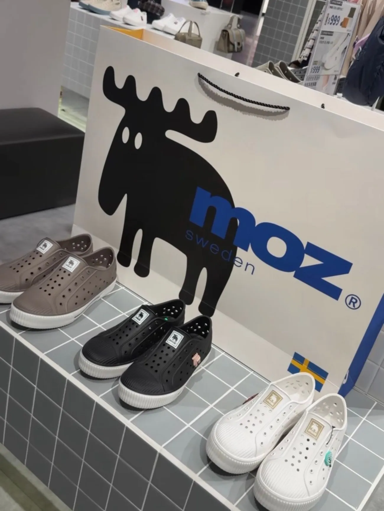 Moz瑞典駝鹿必買懶人包|必收4大人氣單品|洞洞餅乾水鞋、德訓鞋、雲朵包一次看! - 第2張圖 Moz瑞典駝鹿必買懶人包|必收4大人氣單品|洞洞餅乾水鞋、德訓鞋、雲朵包一次看!