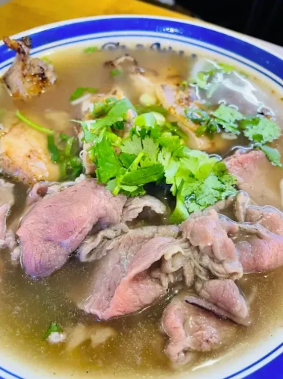 新竹城隍廟排隊美食!Phở Wild越式生牛肉河粉 新竹城隍店|連鎖店竟然喝得到職人級慢火細熬琥珀色牛骨湯?! - 第3張圖 新竹城隍廟排隊美食!Phở Wild越式生牛肉河粉 新竹城隍店|連鎖店竟然喝得到職人級慢火細熬琥珀色牛骨湯?!