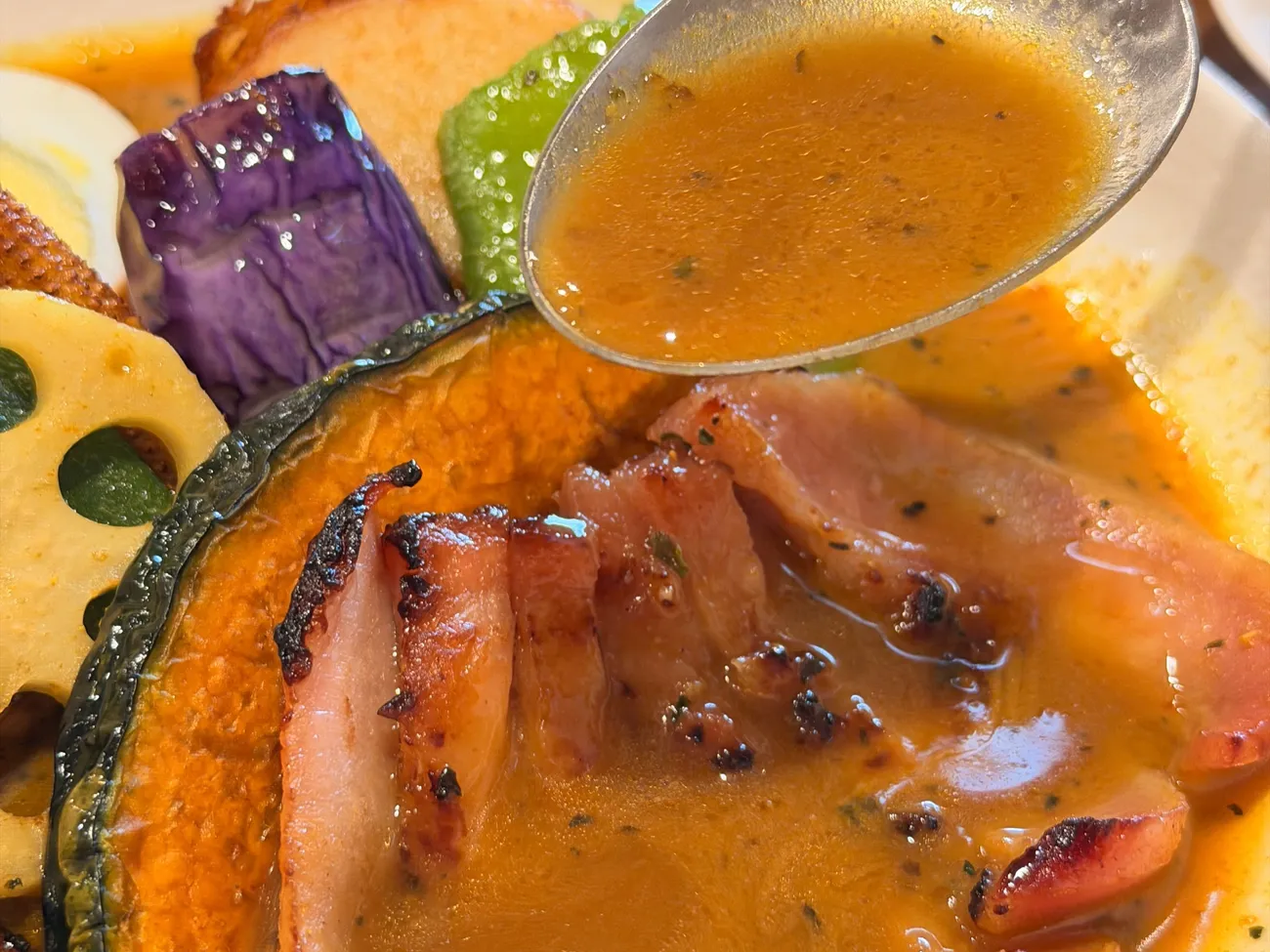 [台中西區] Soup Curry King 北海道湯咖哩名店正式插旗台中｜一碗有10種時蔬超澎湃｜內用薑黃飯免費續！