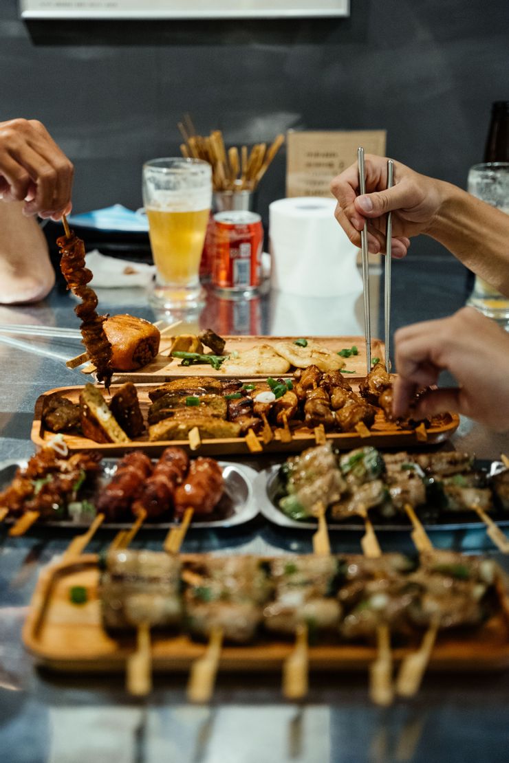 台中西區聚餐新選擇!路邊烤肉 WildBBQ 大隆店|露營風串燒開箱|上班族下班紓壓與深夜宵夜的炭火美食指南 - 第2張圖 台中西區聚餐新選擇!路邊烤肉 WildBBQ 大隆店|露營風串燒開箱|上班族下班紓壓與深夜宵夜的炭火美食指南